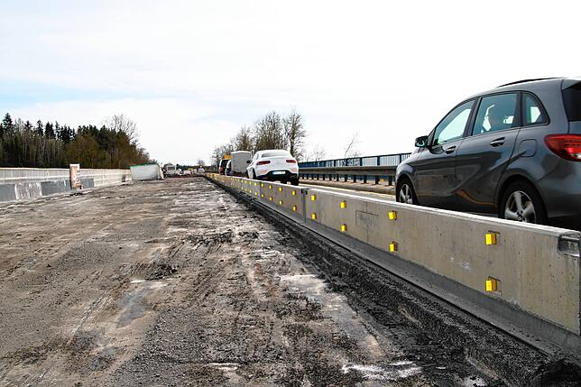 Auf der Brücke ist aktuell nur eine Spur befahrbar. Der Verkehr in die andere Richtung wird umgeleitet.