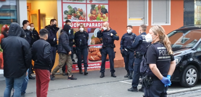 Ein Tatverdächtiger der Massenschlägerei wird aus seiner Wohnung in der Singener Innenstadt geführt und vorübergehend festgenommen.