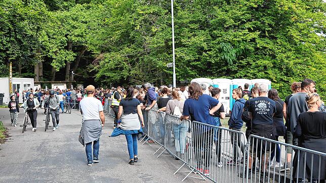 Bild 9: Tausende Fans kommen zu den Ärzten ins Bodenseestadion. Hier sind die Bilder des Abends