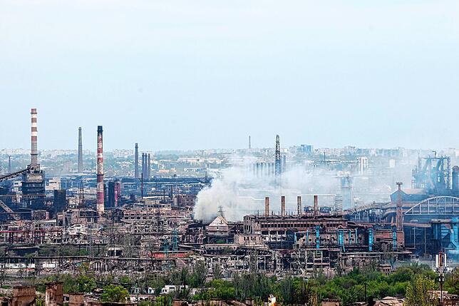 Rauch steigt aus dem Stahlwerk Asowsta in Mariupol auf: Bilder, die vom Kampf in Erinnerung bleiben.