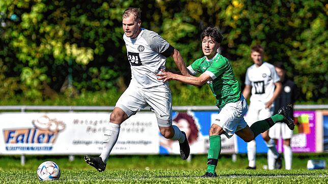 Cil Ömer (FC Bräunlingen, rechts) versucht, Philipp Junge (SG Dauchingen/Weilersbach) zu stoppen. Vergebens, die Bräunlinger unterlagen ...