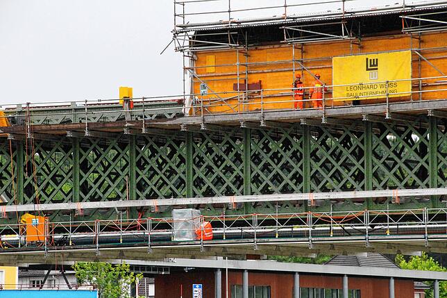 Auf der Brücke und auf dem Außengerüst wird kräftig gearbeitet.