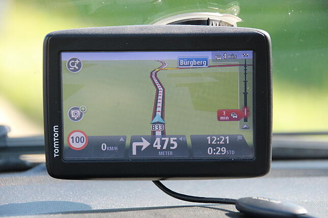 Das Navigationsgerät zeigt Stau an und schlägt Alternativrouten vor.