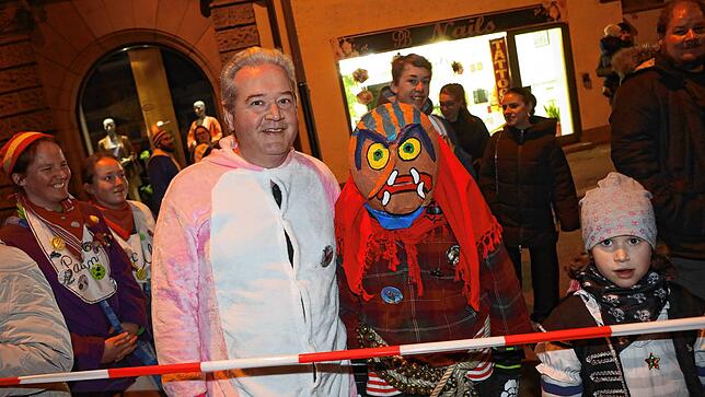 Bild 23: Die Fasnacht wird verbrannt. Hunderte Narren nehmen in Konstanz Abschied