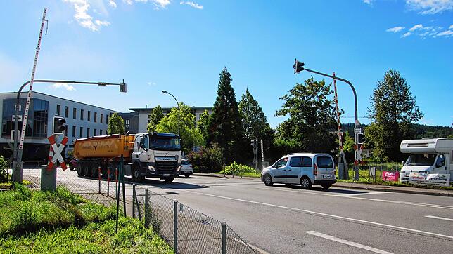 Am Bahnübergang beim Schiesser-Knoten war am Donnerstagmorgen die Polizei gefragt.