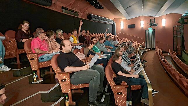 Eine 30-köpfige Jury, bestehend aus Zuschauern des Gloria-Theaters, darf ebenfalls über die einzelnen Kandidaten abstimmen.
