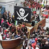 Mit ihrem Piratenschiff zogen die Ringgenbacher Piraten durch Meßkirch.