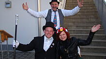 Mit Sven Blaas und Aneta Bien Gola traut Armin Dürhammer in Espasingen das liebreizendste Narrenelternpaar aller Zeiten.
