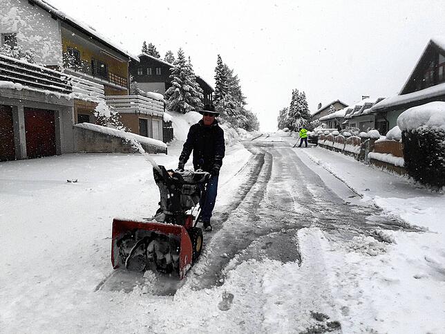 Bild 3: Es schneit und schneit: Schneepflüge und Schneeschieber haben in Bonndorf Hochkonjunktur