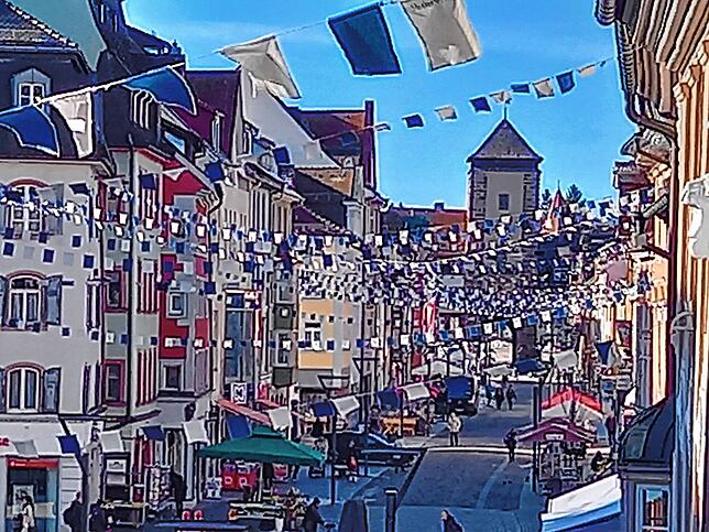 Eine närrisch geschmückte Stadt wünscht sich die Katzenmusik beim großen Jubiläums-Narrentreffen im Januar in Villingen.