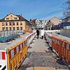 Dort, wo sonst Autos fahren, sind derzeit alleine Fußgänger unterwegs. Sie werden mitten durch die Baustelle gelenkt.