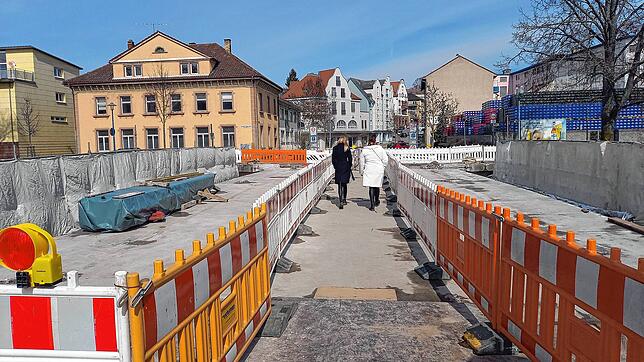 Dort, wo sonst Autos fahren, sind derzeit alleine Fußgänger unterwegs. Sie werden mitten durch die Baustelle gelenkt.