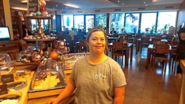 Julia Wendl am Frühstücksbüffet des Hotels und Restaurant Ko&lsquo;Ono in Konstanz-Litzelstetten. Derzeit arbeitet sie an einem Tag pro ...