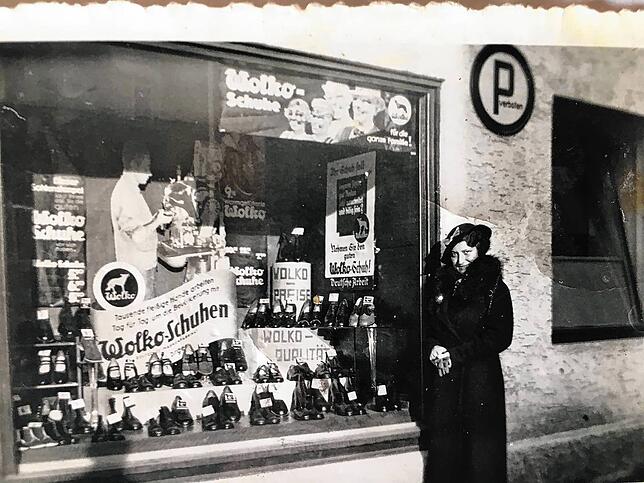 Maria Schmids Tochter Maja in den 1930er Jahren vor dem Schuhgeschäft Schmid, das sie von ihrer Mutter übernahm und mit ihrem Mann Josef ...