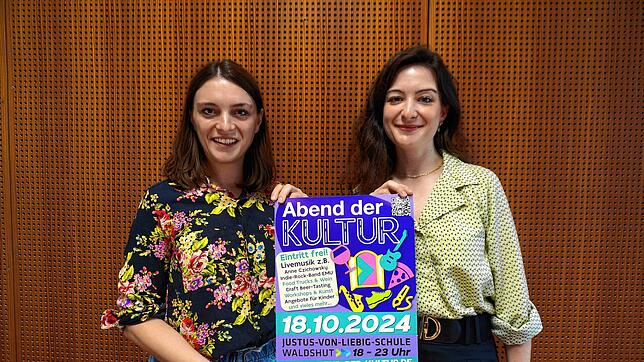 Sarah Heydeck (links) und Vanessa Wiesmann haben den „Abend der Kultur“ organisiert, sie sind Lehrerinnen an der Waldshuter ...