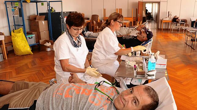 Blutspenden werden auch in Corona-Zeiten dringend gebraucht. Eine Spendenaktion wie hier im September 2019 beim DRK Donaueschingen kann ...