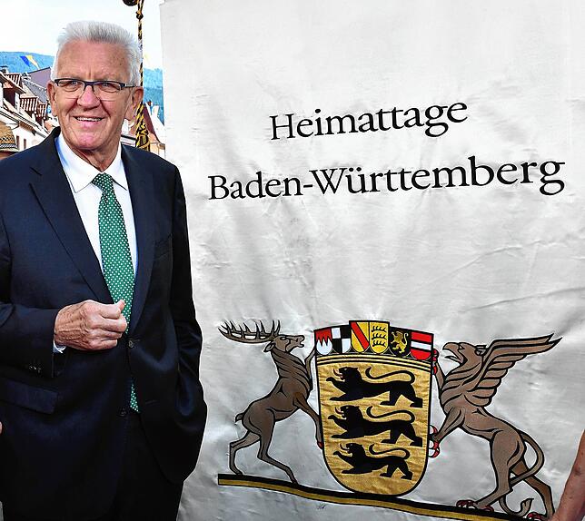 Laut Ankündigung keine Fakenews: Diese Fahne der Heimattage will Ministerpräsident Kretschmann (im Bild) beim Video-Neujahrsempfang von ...