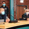 Der Angeklagte nimmt neben seinem Verteidiger, Hartung Schreiber aus Villingen-Schwenningen, Platz.