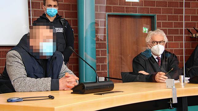 Der Angeklagte nimmt neben seinem Verteidiger, Hartung Schreiber aus Villingen-Schwenningen, Platz.