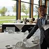 Adrian David Krok deckt im Restaurant Bodano in Bodman einen Tisch für eine Hochzeitsfeier.