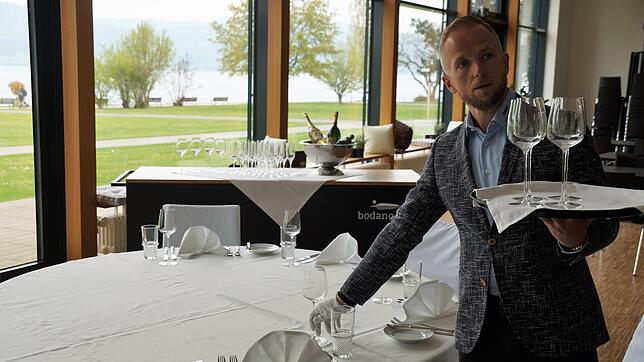 Adrian David Krok deckt im Restaurant Bodano in Bodman einen Tisch für eine Hochzeitsfeier.