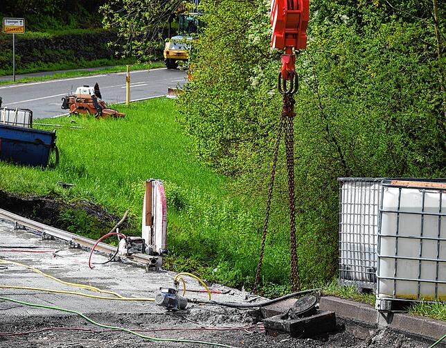 Bild 12: An der B313 schweben schon erste Brückenteile per Kran weg: Der Abriss beim Rißtorf-Kreisel kommt zügig voran