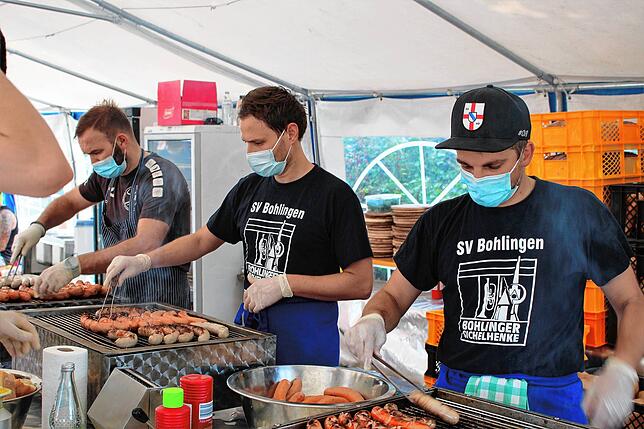 In der Festwirtschaft mussten die Ehrenamtlichen beim Zubereiten der Speisen sämtliche vorgegebenen Corona-Hygienevorschriften einhalten.
