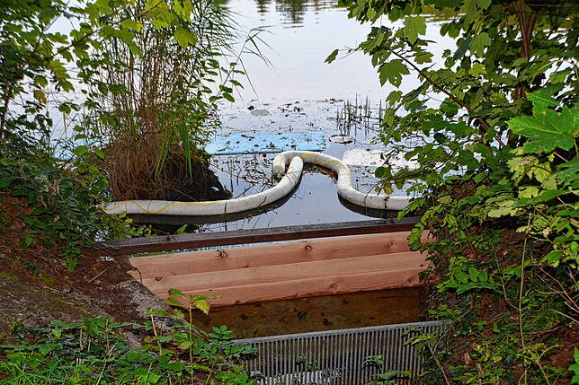 Auch der Überlauf in den Siechenweiher ist noch durch eine Ölsperre geschützt.