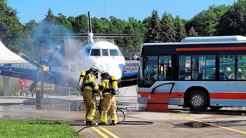 Bild : Passagierbus rammt Flugzeug: Einsatzkräfte trainieren am Flughafen den Ernstfall