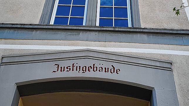 Wegen des Herunterladens von kinderpornografischen Schriften wurde ein 49-Jähriger zu einer Bewährungsstrafe vor dem Schöffengericht ...