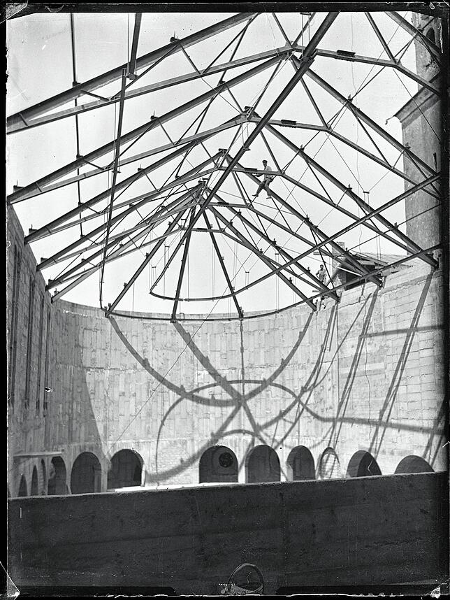 Stahlsparren der Dachunterkonstruktion der Katholischen Kirche St. Oswald.