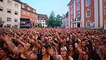 Zuschauer bei Silbermond beim Schlossplatz Meersburg Open Air 2023. Bild: Reiner Jäckle