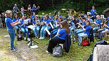 Unter der Leitung von Helena Maurer spielt die Jugendkapelle den Gästen beim Zwiebelkuchenfest auf. Bild: Werner Müller