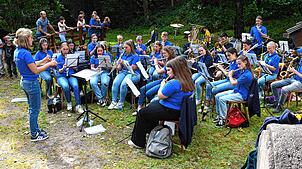 Unter der Leitung von Helena Maurer spielt die Jugendkapelle den Gästen beim Zwiebelkuchenfest auf. Bild: Werner Müller