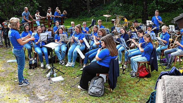 Unter der Leitung von Helena Maurer spielt die Jugendkapelle den Gästen beim Zwiebelkuchenfest auf. Bild: Werner Müller