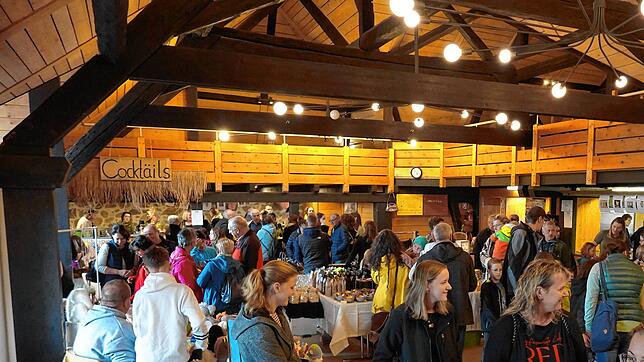 Viel ist los beim dritten Dorfmarkt der Frauengemeinschaft Strittmatt und er ist trotz der Kühle wieder gut besucht. Bilder: Hans-Jürgen ...