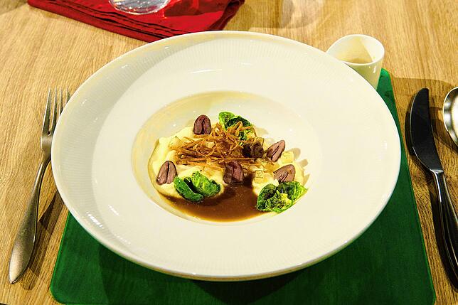 Eine Vorschau auf die Küchenschlacht am 25. November: Olga Held kocht in der Sendung sautierte Hühnerherzen mit Weißweinsauce, ...