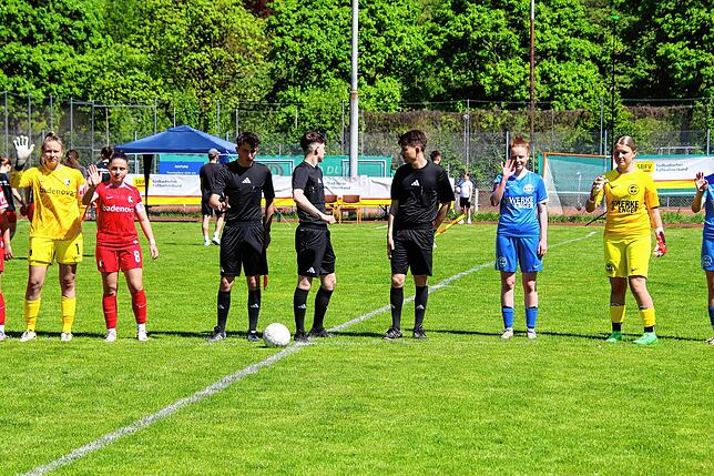 Bild 3: B-Juniorinnen des Hegauer FV unterliegen dem SC Freiburg! Das sind die Bilder des Endspiels