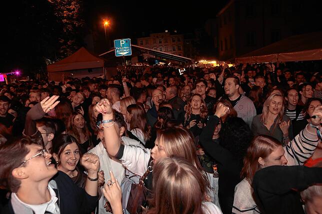 Bild 8: Konstanzer Weinfest 2025: Der Stephansplatz ist voll und die Stimmung prima