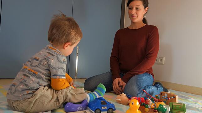 Sarah Schneider hat im Kurs gelernt, zu meditieren und so dem Alltagsstress zu begegnen. Die Sitzhaltung stimmt, aber mit ihrem Sohn ...