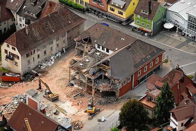 Erst fiel der lange Geböudeteil, der bis zur Straße „Stadtwall“ (links hinter dem Bildrand) reichte, den Baggern zum Opfer. ...