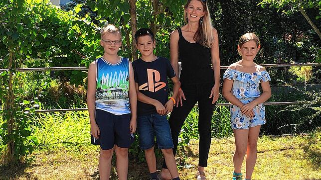 Auch die Grundschule Fützen entlässte ihre Viertklässler. Unser Abschussbild zeigt von links Jonas Schmid, Lukas Merk und Lene ...