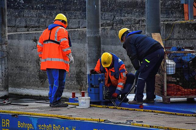 Bild 11: Bilder vom Zusammenbau einer Bohrplattform im Bodmaner Hafen