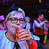 Beim Ball der Katzenmusik genießt Eva Lohmiller einen Aperol Spritz aus dem Schorleglas für 6,50 Euro. Beim Ball der Schwenninger ...