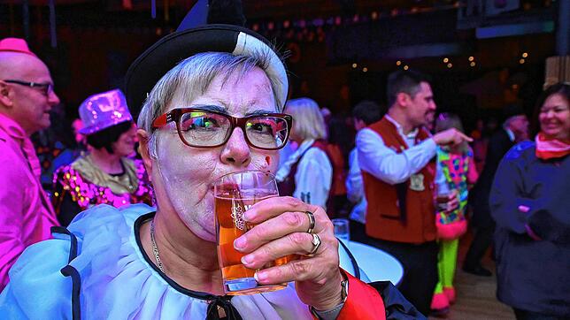 Beim Ball der Katzenmusik genießt Eva Lohmiller einen Aperol Spritz aus dem Schorleglas für 6,50 Euro. Beim Ball der Schwenninger ...