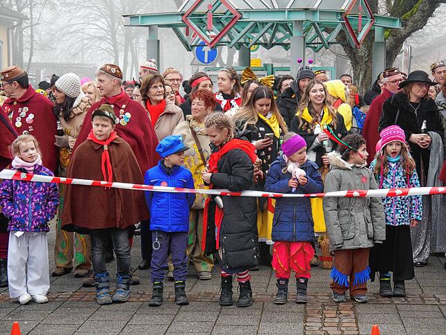 Bild 12: So bunt feiern die Narren in Gottmadingen