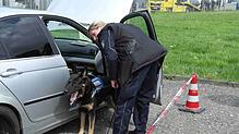 Verbotene Substanzen im Auto? Drogensuchhund Ekki ist am Feiertag ebenfalls im Einsatz.
