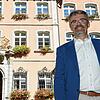 Ins Waldshuter Rathaus (hinten) wird er in Kürze einziehen: Martin Gruner tritt am 20. Oktober 2023 sein Amt als Oberbürgermeister von ...