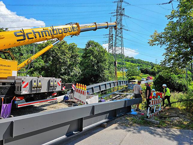 Bild 3: Die neue Brücke über die Schlücht ist da! Das sind die Bilder vom Aufbau