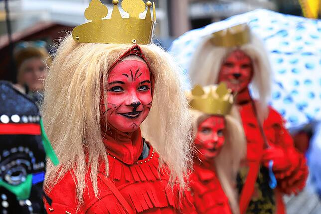 Bild 25: Überlingen am Schmotzigen Donnerstag: Bunte Bilder vom Kindergarten-Zug in der Altstadt